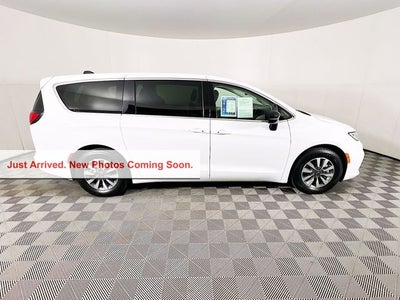 2024 Chrysler Pacifica Hybrid Select