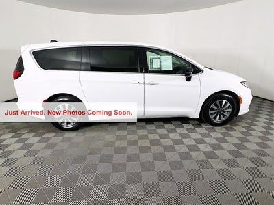 2024 Chrysler Pacifica Hybrid Select