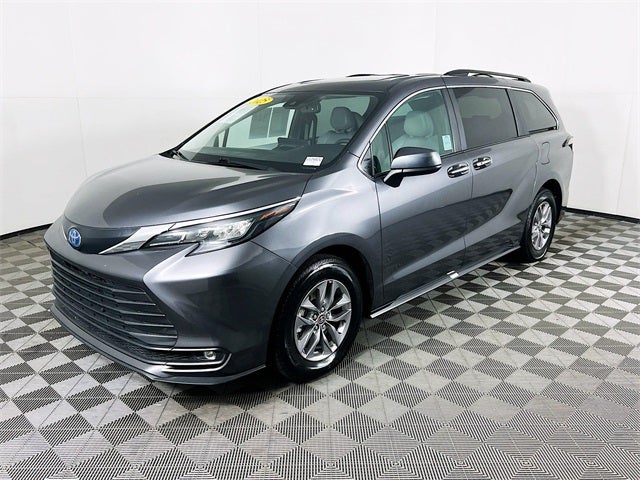 2025 Toyota Sienna XLE 8 Passenger