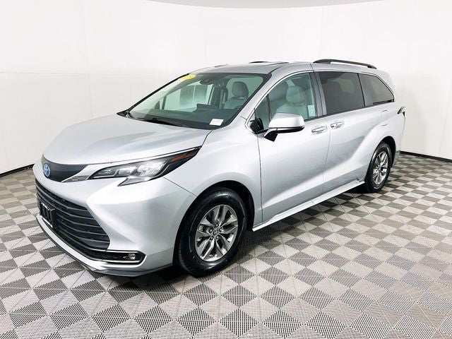 2025 Toyota Sienna XLE 8 Passenger