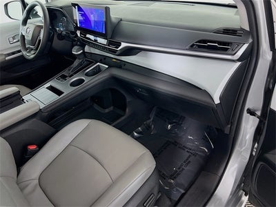2025 Toyota Sienna XLE 8 Passenger