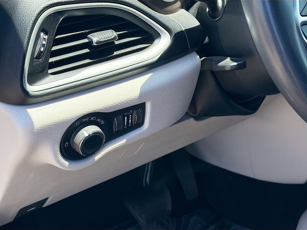 2023 Chrysler Voyager LX