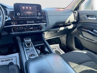 2022 Nissan Pathfinder SV