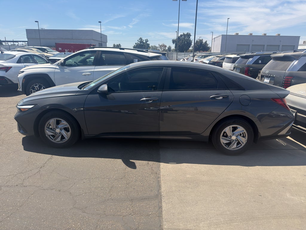 2025 Hyundai ELANTRA SE
