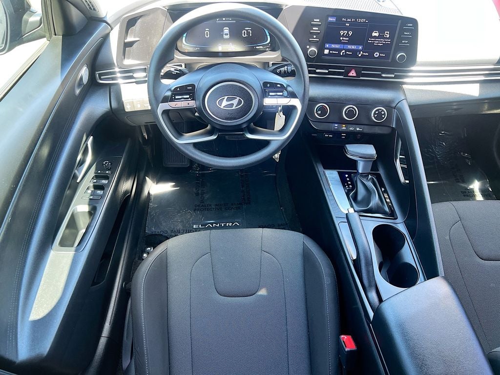 2025 Hyundai ELANTRA SE