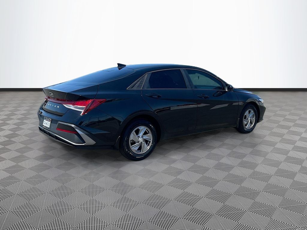 2025 Hyundai ELANTRA SE